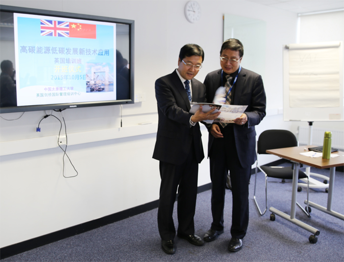 2李晋平副校长与英国剑桥国际管理学院王胜明博士介绍浦京情况.jpg