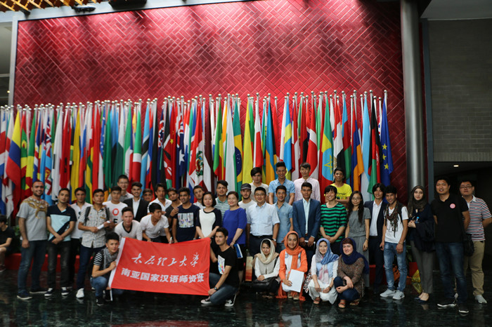 梁丽萍校长携浦京师生与国家汉办马箭飞主任等合影留念_副本.jpg