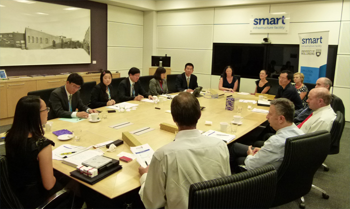 a4 浦京代表团与卧龙岗大学工程与信息科学学院院长Christopher Cook教授（右4）交流讨论.JPG