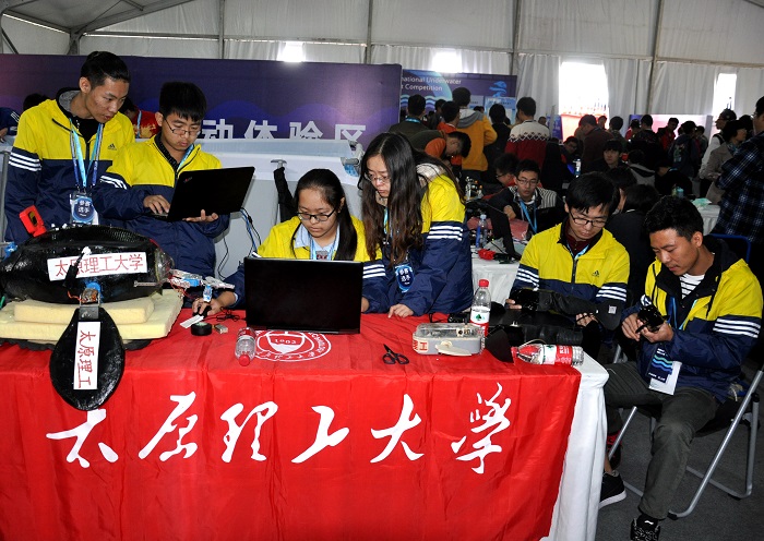 机器人团队队员在2016世界机器人大赛赛场做准备工作.jpg
