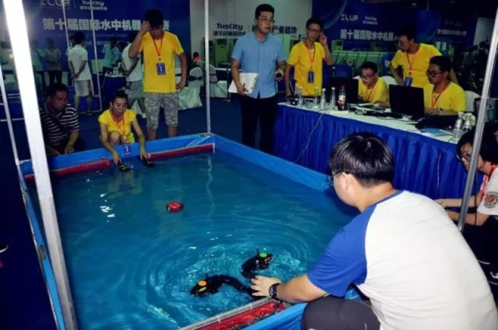 第十届国际水中机器人大赛紧张激烈的比赛现场.jpg